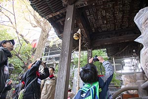 本氷川神社の旧社殿。唐破風の緻密な彫刻に子供達も関心しきりでした。