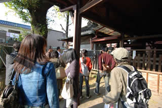 橋戸稲荷神社。奥に見えるのが伊豆の長八の鏝絵がある本殿