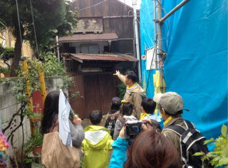 路地を進んで行き、中川園さんの蔵を前で、千住に残る蔵についてお話しました。